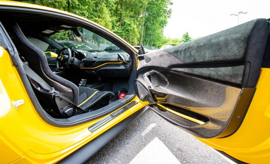Интерьер Ferrari 488 Pista 2019 года  (фото 44 из 53)